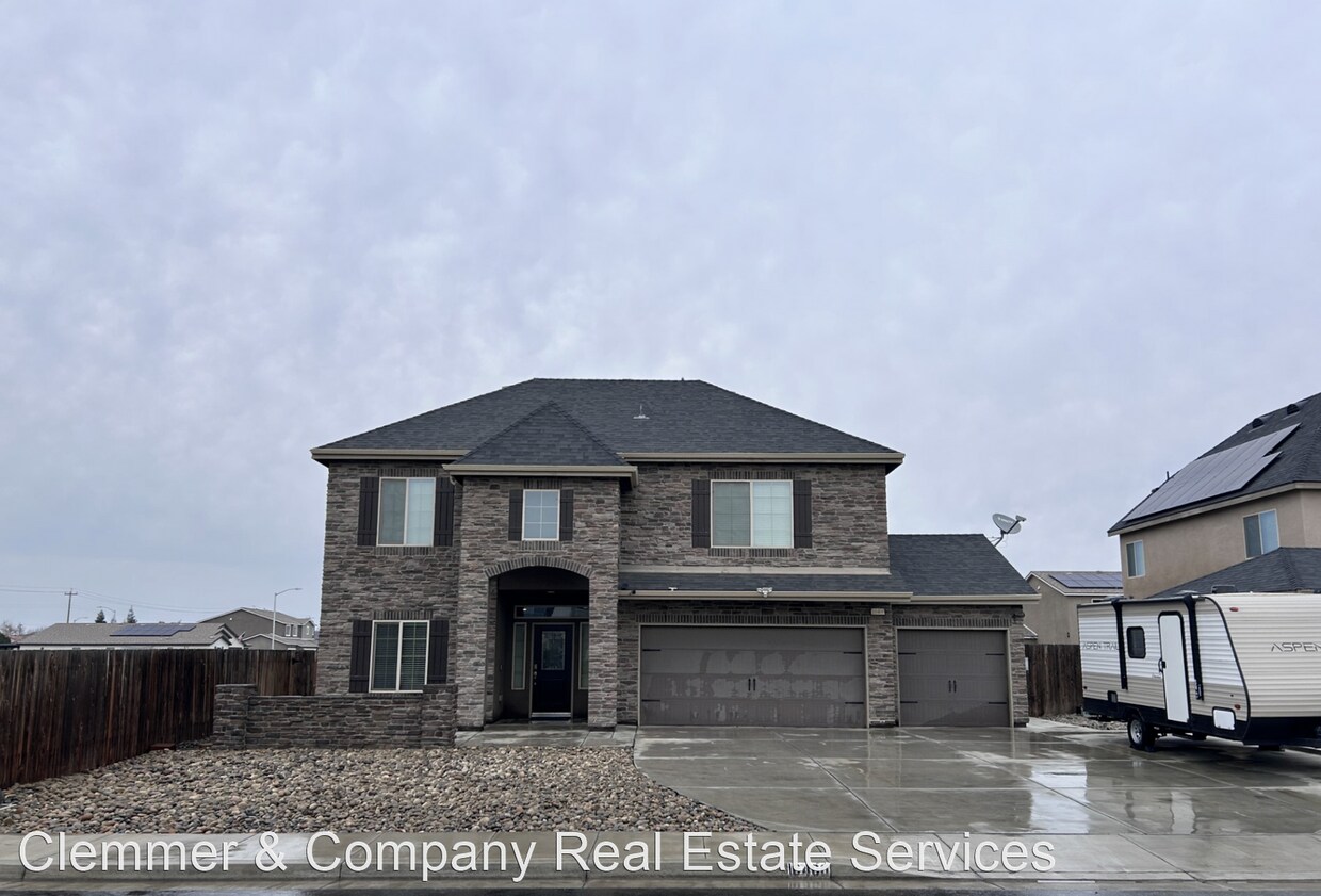 4 br, 3.5 bath House 10400 Hillgate Ave House Rental in Bakersfield, CA