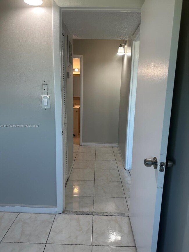 Foto del edificio - 14840 Naranja Lakes Blvd