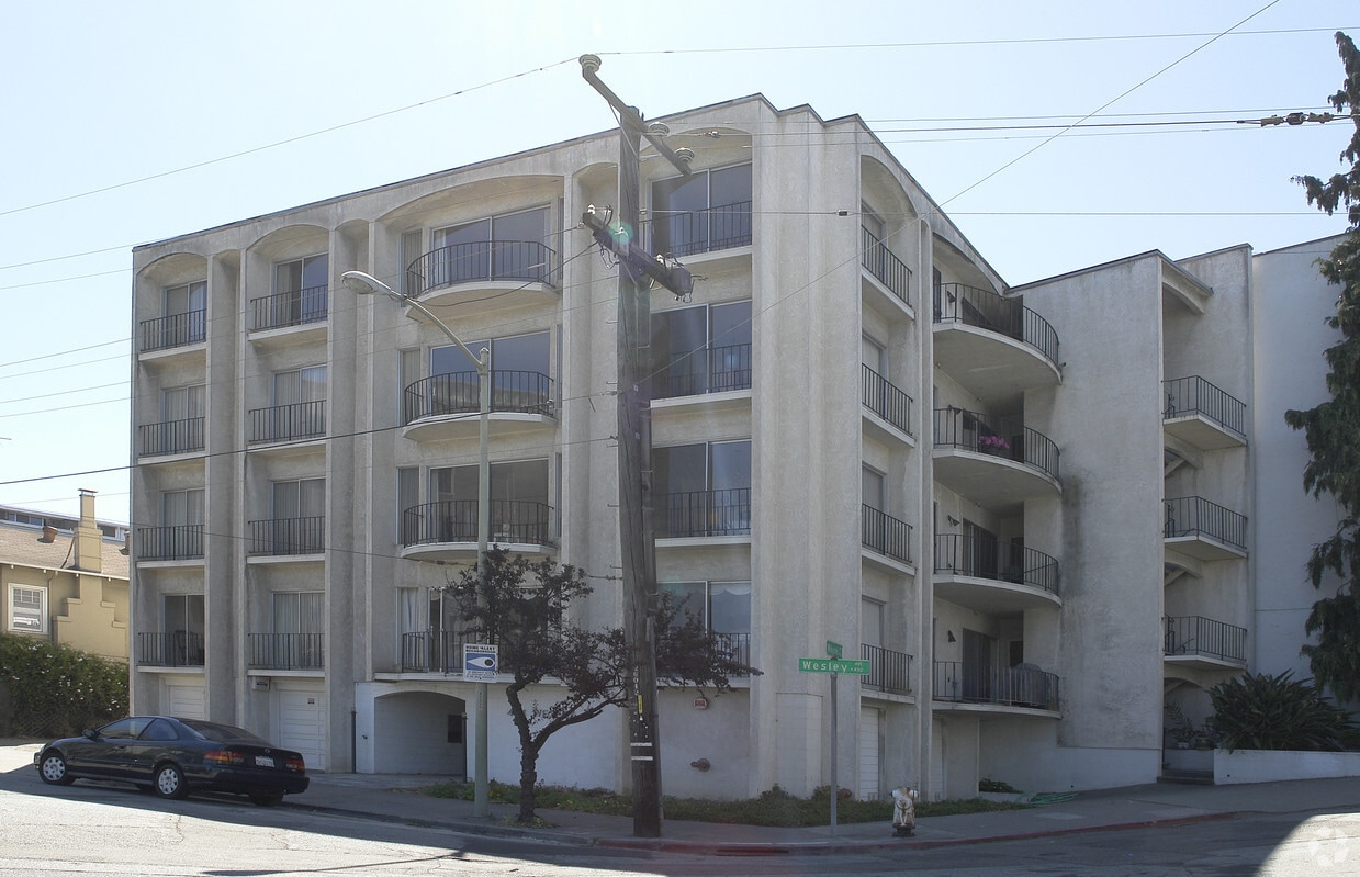 Building Photo - 454 Wesley Ave