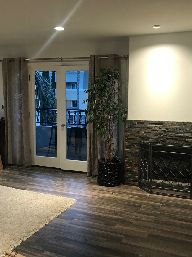 Building Photo - 923 E Ocean Blvd