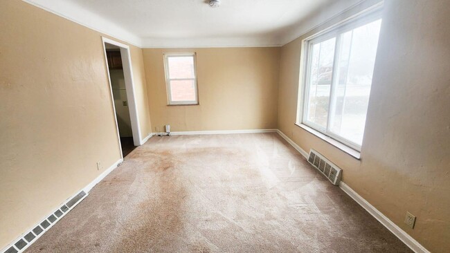 Building Photo - 4 bed 1 bath