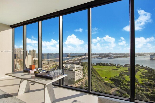 Foto del edificio - 1000 Biscayne Blvd