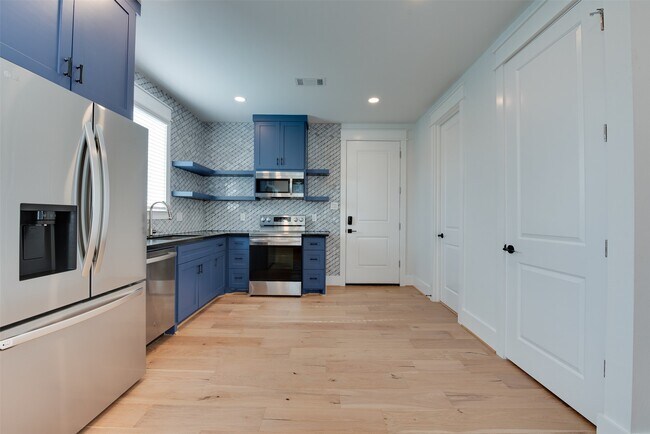 Foto del edificio - 425 W 21st St