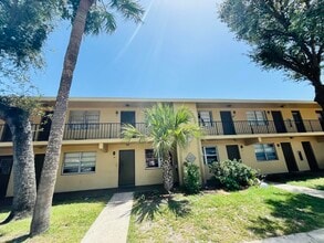 Building Photo - 635 SW 20th Ct