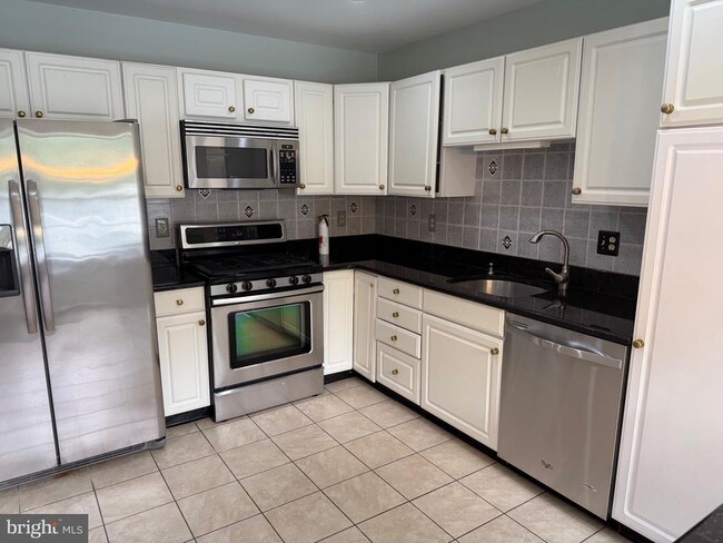 Building Photo - 43 Honey Locust Ln