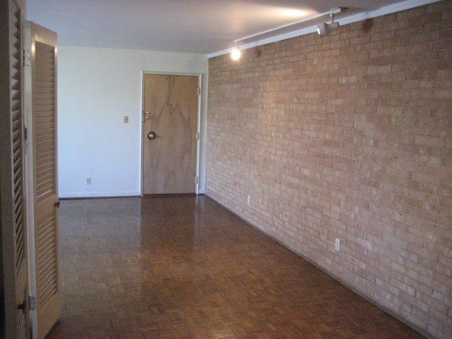 Building Photo - 2819 Erie Ave