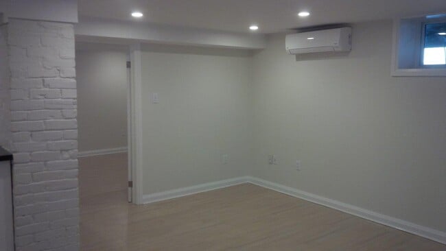 Photo du bâtiment - ** COMPLETELY RENOVATED LUXURY **