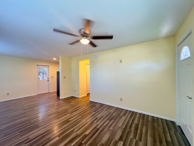 Foto del edificio - Charming Two Bedroom, One Bath Single Family Home Nestled in Leesburg FL!