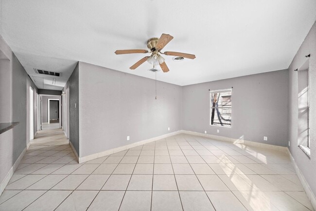 Building Photo - 128 Kress St