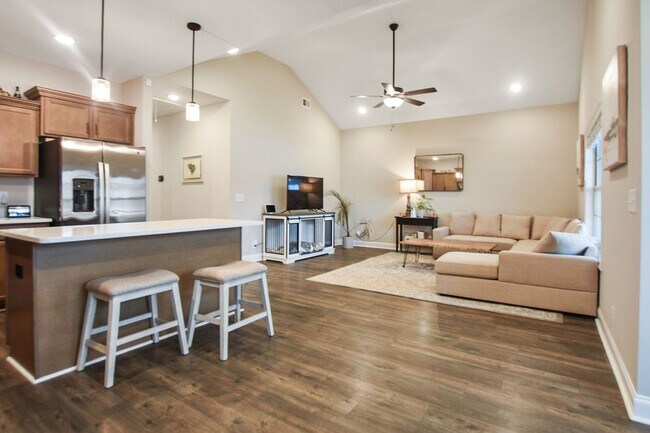 Building Photo - Pet Friendly Three Bedroom!