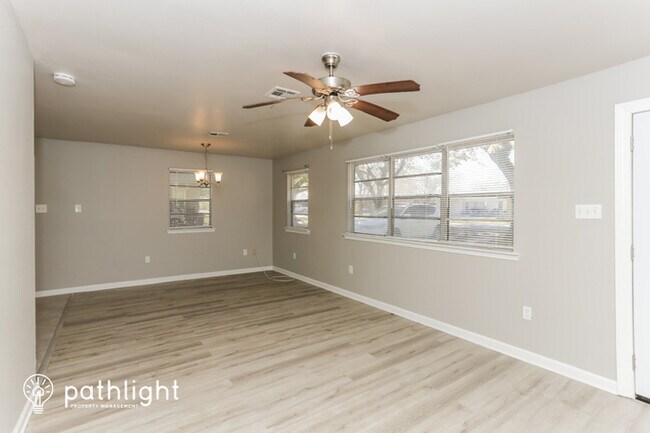 Foto del edificio - 426 N Marchand Avenue, Gonzales, LA, 70737