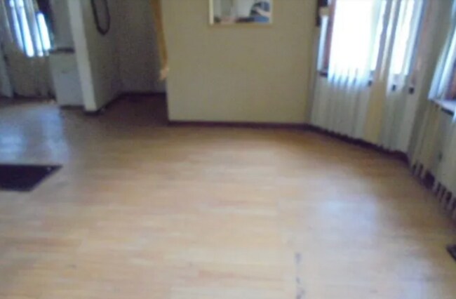 Building Photo - Spacious 4BR Single-Family Home – Renovate...