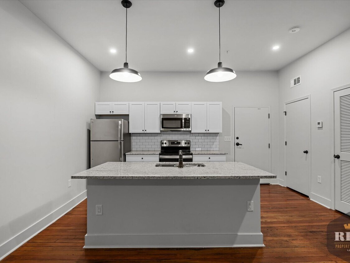Primary Photo - 212 Seventh Ave