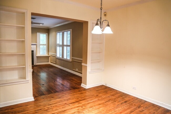 Building Photo - 3-BEDROOM W/ SPARKLING POOL IN ALAMO HEIGHTS