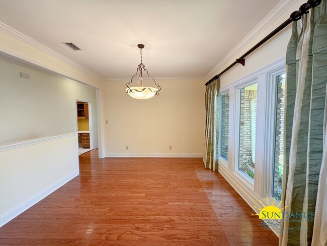 Building Photo - Prestigious 4 bedroom 2.5 bathroom Poquito...