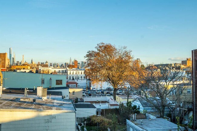 Building Photo - 541 42nd St