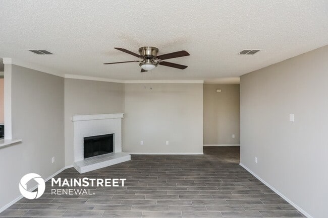 Foto del edificio - 101 Crystalwood Dr