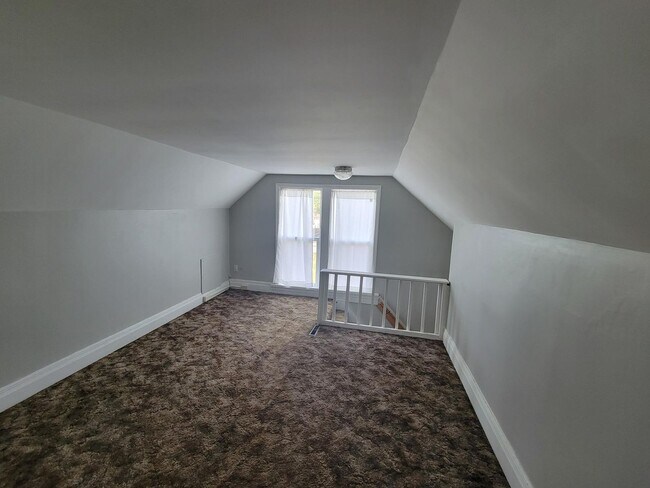 Building Photo - 2 Bed 1 bath available