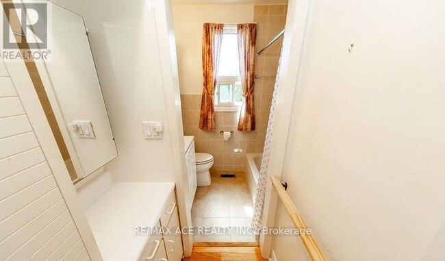 Photo du bâtiment - 61 Lord Roberts Dr