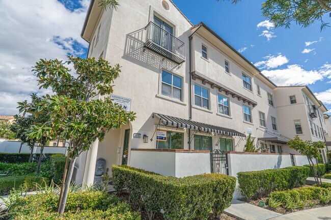 Foto del edificio - Unique 4-Bedroom, 3-story Live/Work Townhouse in the lushly landscaped Villa Metro Community!