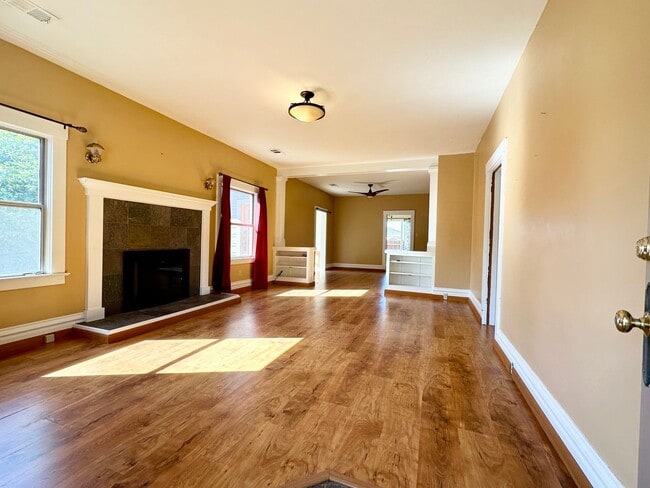 Building Photo - Craftsman Bungalow with Fantastic Fenced Yard