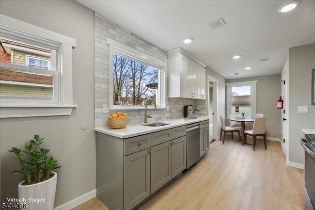 Foto del edificio - 143 Johnston Ave