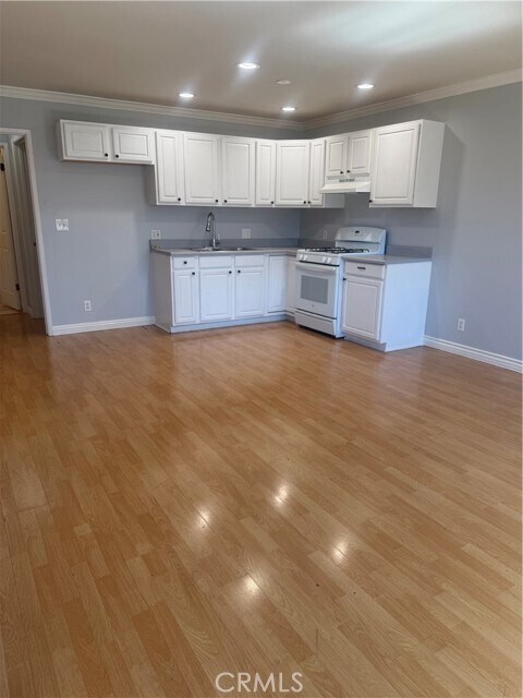 Foto del edificio - 6439 Woodman Ave