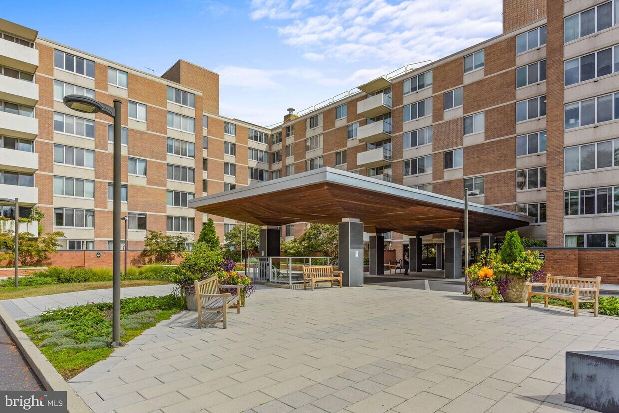 Foto principal - 2939 Van Ness St NW