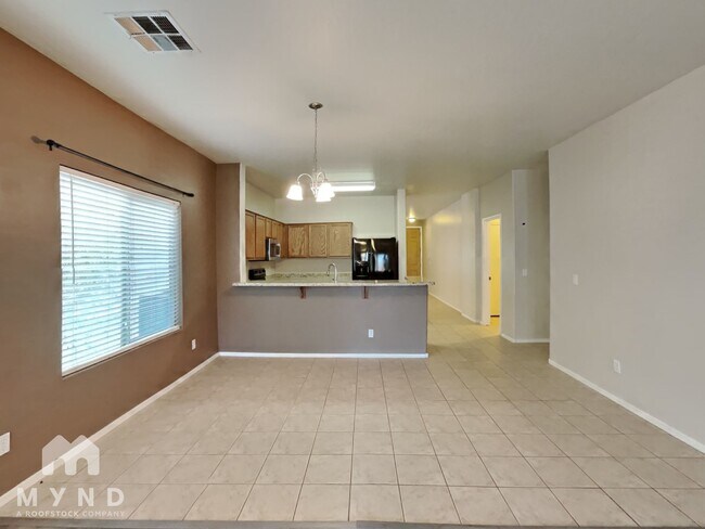 Building Photo - 390 E Saddle Way