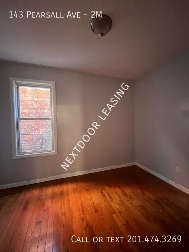 Foto del edificio - 143 Pearsall Ave