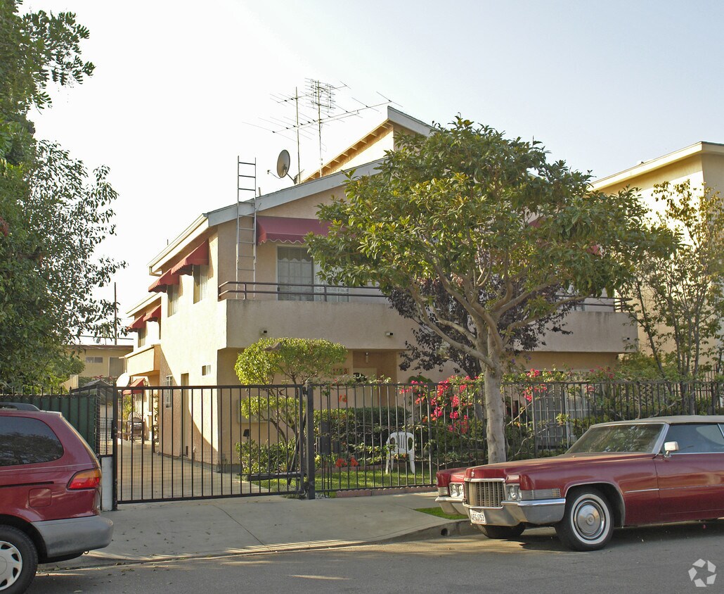 Primary Photo - 1153 N Beachwood Dr