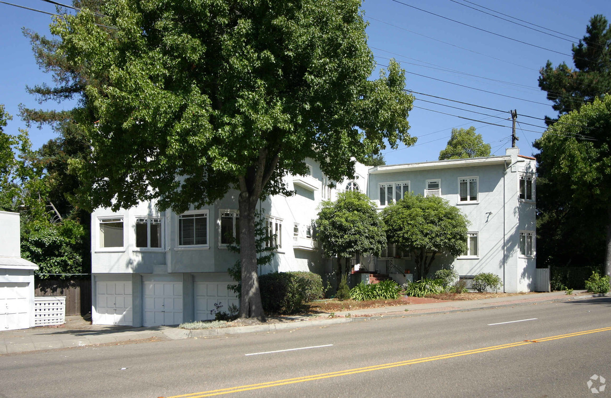 Foto del edificio - 3000 Claremont Ave