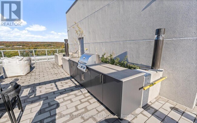 Building Photo - 500 Plains Rd E