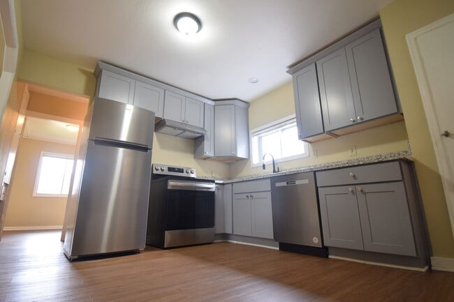 Building Photo - 2BD/1BA House with Garage!! Washer/Dryer i...