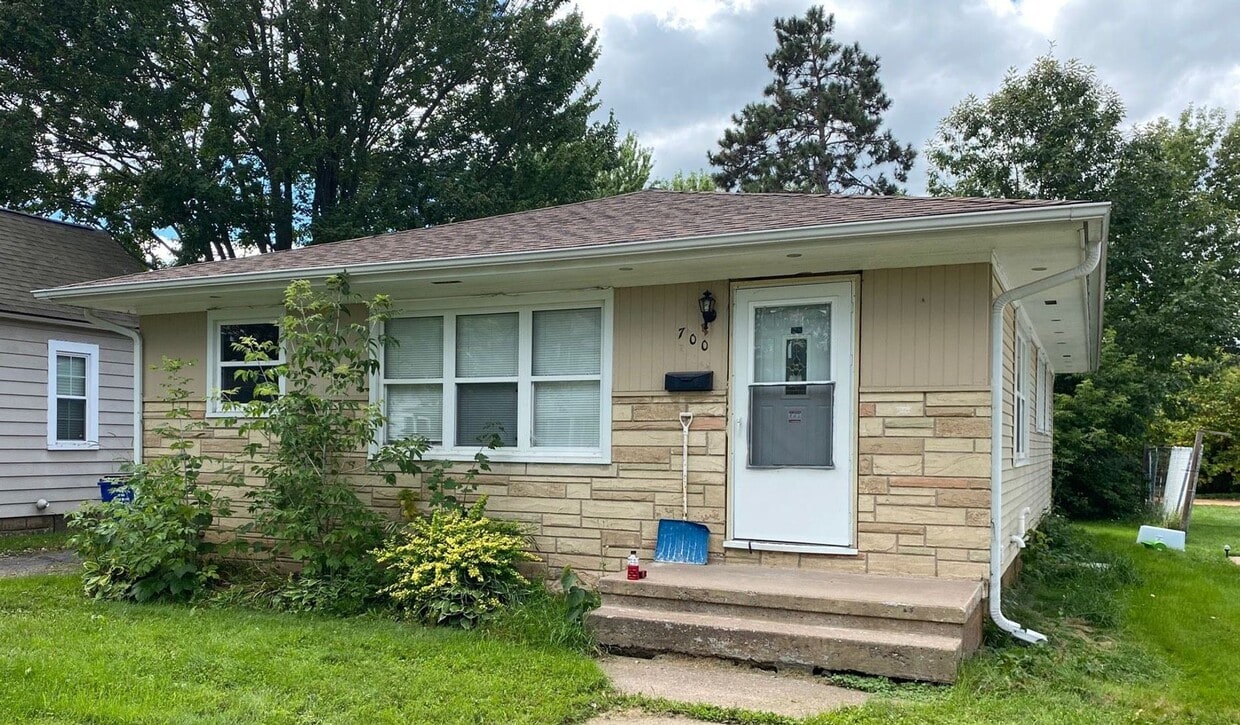 Foto principal - 4 bed 2 bath single family home in Merrill