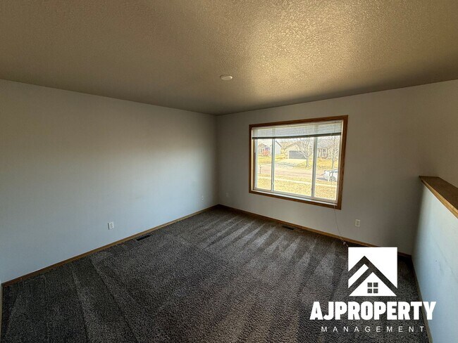 Foto del edificio - 409 Cottonwood Dr