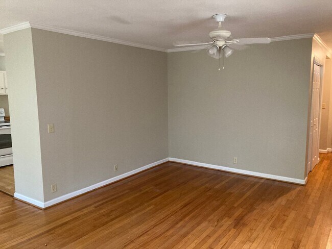 Building Photo - 403 E Samford Ave