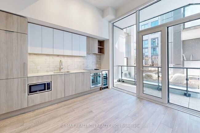Photo du bâtiment - 2020 Bathurst St