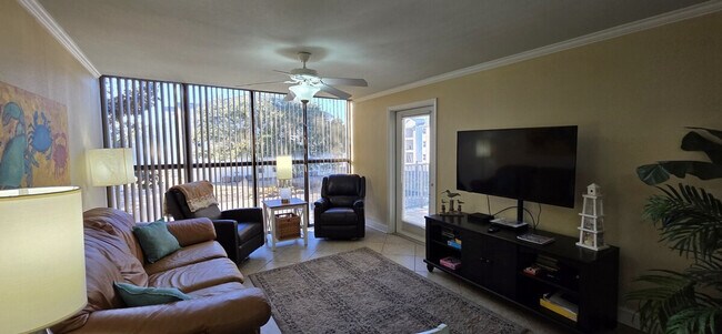 Building Photo - 2046 Beach Blvd