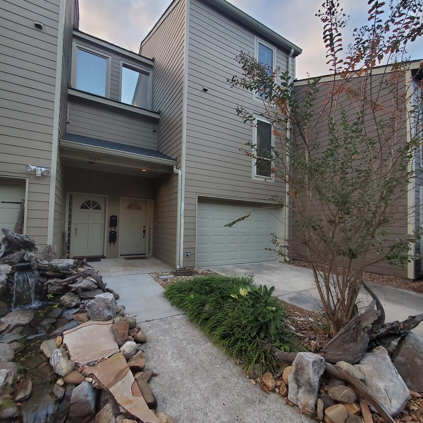 Primary Photo - 1083 Riverbend Club Dr SE
