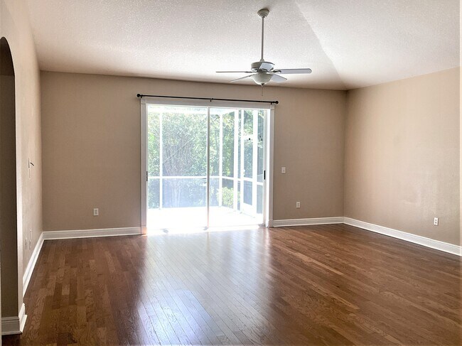 Foto del edificio - 25008 Hyde Park Blvd