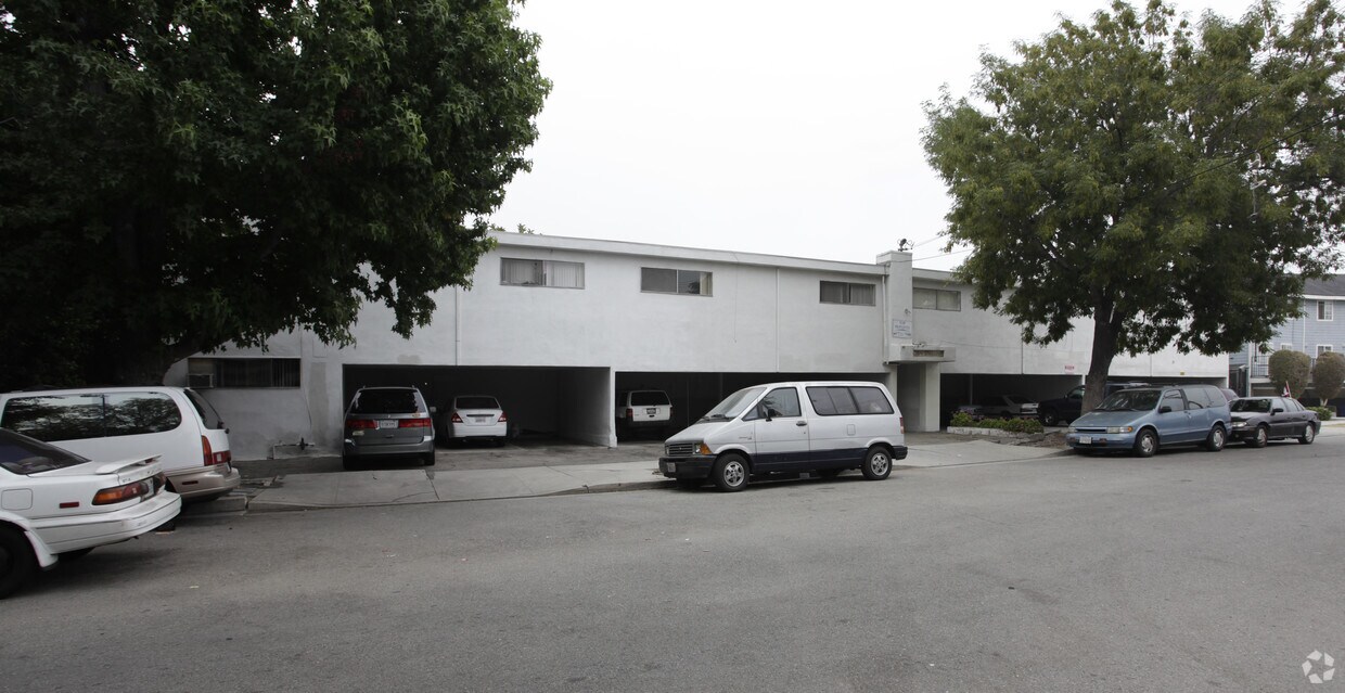 Building Photo - 6641 Simpson Ave