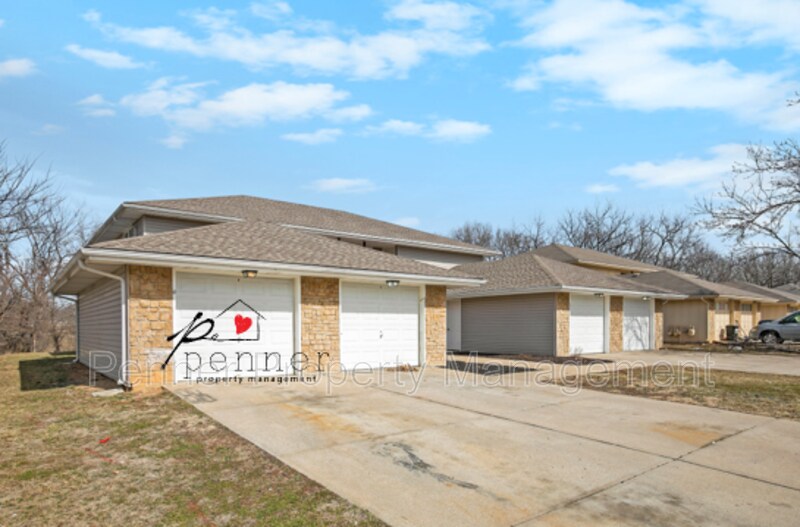 Primary Photo - 1032 NE Lindsay Ave