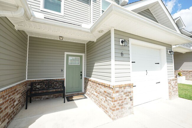 Foto del edificio - Newer Townhome Conveniently Located Near E...