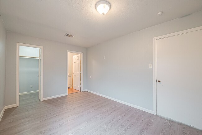 Foto del edificio - 9302 Fairland Dr