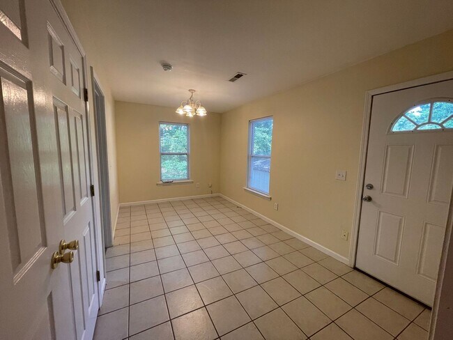 Building Photo - Adorable 4 Bedroom in Garden Homes off Bat...