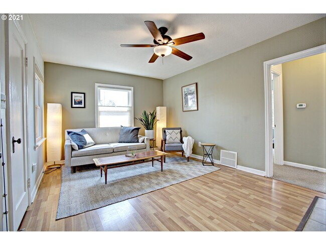 Sala de estar - 8124 SE Market St