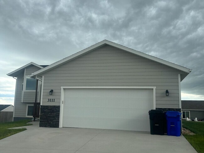 Building Photo - 4 BED | 3 BATH | DOUBLE GARAGE | RAPID VALLEY