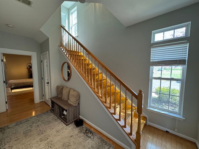 Building Photo - Gorgeous 3 Bed Bed 2/2 Bath End-Unit Townh...
