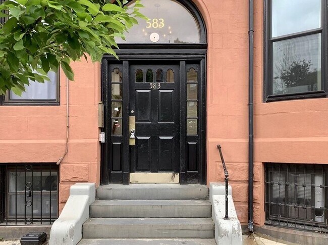 Building Photo - 583 Beacon St